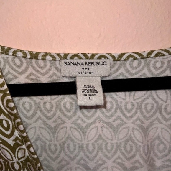 #028 🥀 Banana Republic Sleeveless Blouse - Picture 3 of 6